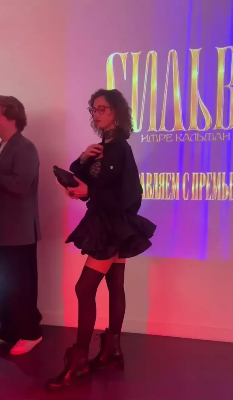 Анастасия Чернова в мини-юбке и чулках на премьере